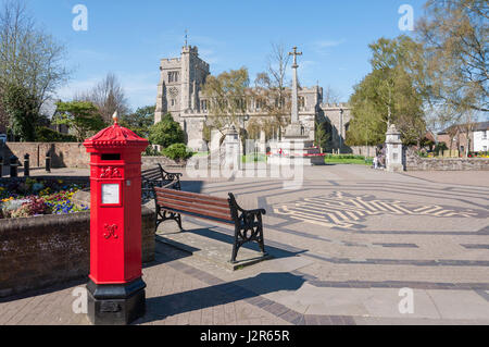 La Chiesa dei Santi Pietro e Paolo e Memoriale di guerra, piazza della chiesa, Tring, Hertfordshire, England, Regno Unito Foto Stock