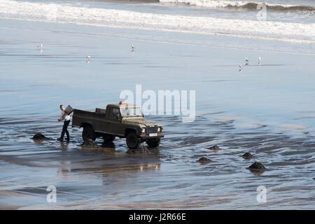 Uomo di mare raccolta di carbone a Seaton Carew, Hartlepool, England, Regno Unito Foto Stock