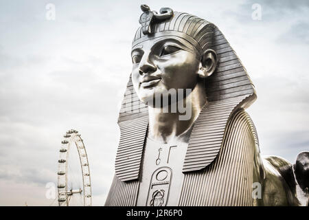 Una sfinge in bronzo accanto a Cleopatra Needle, Victoria Embankment, London, England, Regno Unito Foto Stock