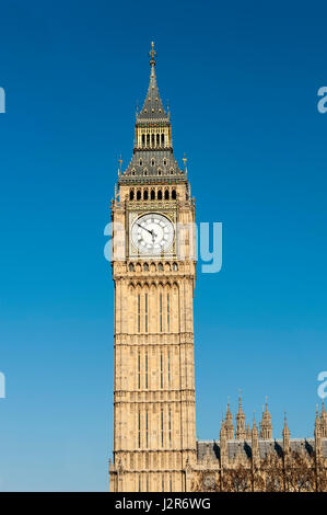 Chiusura del Big Ben Clock Tower contro il cielo blu England Regno Unito Foto Stock