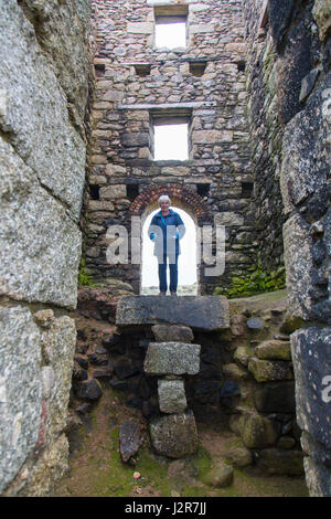 L'interno di Wheal Owles avvolgimento motore casa rovine (Wheal Tempo libero nella BBC TV 'Poldark' serie) sulle scogliere a Botallack, Cornwall, Inghilterra Foto Stock