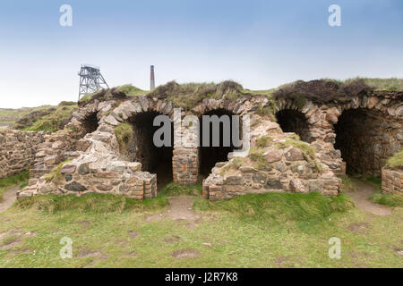 I resti ben conservati del 1906 opere di arsenico camere di condensazione sulla rupe a Botallack, Cornwall, Inghilterra Foto Stock