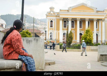 La piazza principale di una piccola città coloniale di totonicapan in Guatemala. america centrale. Foto Stock