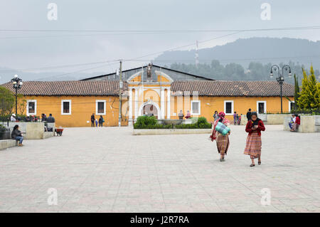 Totonicapan, Guatemala - febbraio 10, 2015: popolo maya passeggiare sulla piazza principale di una piccola città coloniale di totonicapan in Guatemala. america centrale. Foto Stock