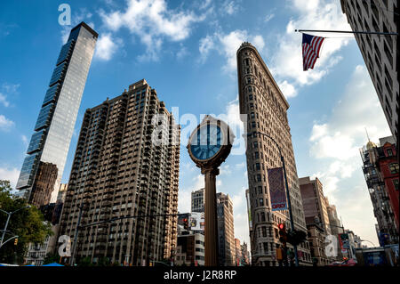 NEW YORK - 11 settembre: Flat Iron Building facciata su Settembre 11, 2013. Completato nel 1902, è considerato uno dei primi grattacieli mai b Foto Stock