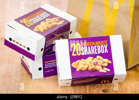 Scatola di McDonald's pollo McNuggets, McDonald's è un ristorante fast food chain fondata nel 1940. Foto Stock