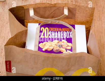 Scatola di McDonald's pollo McNuggets, McDonald's è un ristorante fast food chain fondata nel 1940. Foto Stock