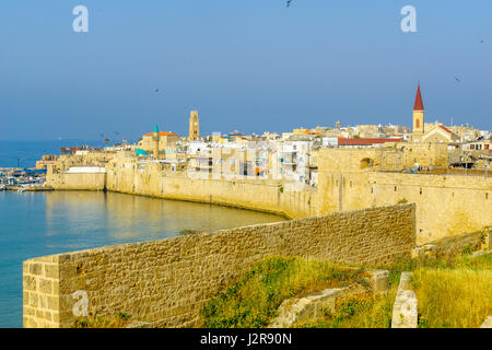 ACRE, Israele - 27 Aprile 2017: vista delle mura della città, il porto di pescatori e la città vecchia skyline, in acri (Akko), Israele Foto Stock