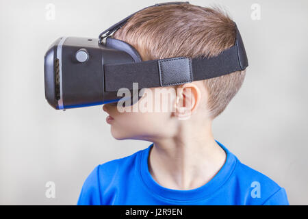 Ragazzino con gli occhiali VR. Foto Stock