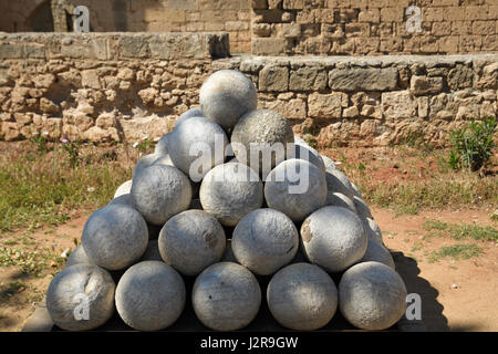 La piramide del vecchio canonball di pietra di fronte a un vecchio muro di pietra, immagine dalla parte settentrionale di Cipro. Foto Stock