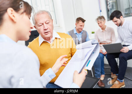 La gente di affari che fornisce consulenza in consulenza di strategia Foto Stock