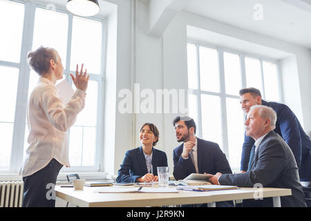 Consultazione della donna come seminario altoparlante nella presentazione del business Foto Stock