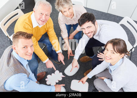 Team rende workshop brainstorming esercizio di gruppo con il discorso di bolle Foto Stock