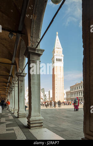 Sul campanile di piazza San Marco a Venezia. Foto Stock