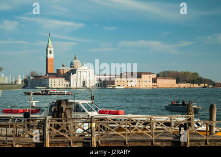 Chiesa di San Giorgio Maggiore a Venezia si vede attraverso bacino di San Marco. Foto Stock