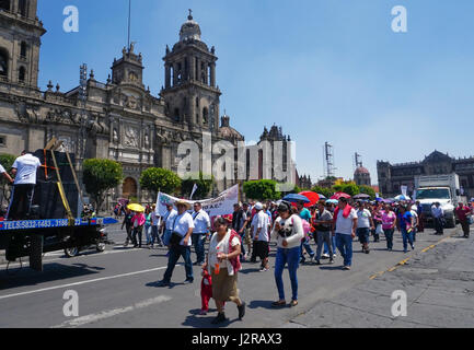 Manifestanti di Zocalo (Plaza de la costituzione) nel Centro storico Quartiere, Città del Messico. Foto Stock