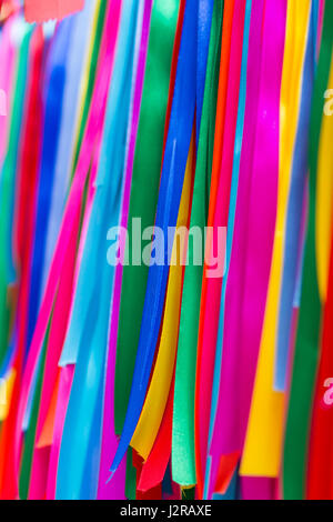 Varietà di nastri di raso in diversi colori e lunghezze Foto Stock