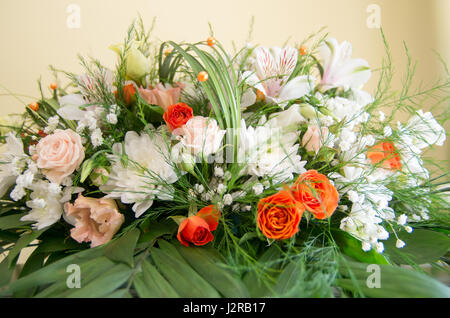 Freschi e profumati fiori disposti con foglie decorative ed erbe Foto Stock