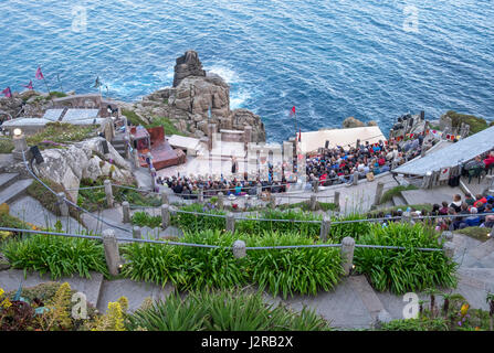 Il Teatro Minack sulle rupi costiere al Porthcurno in Cornovaglia, Inghilterra, Regno Unito. Foto Stock