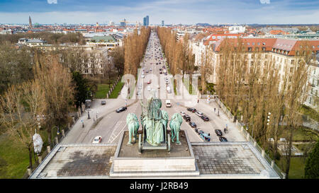 Vista della Leopoldstrasse visto dalla Siegestor , Monaco di Baviera (Germania) Foto Stock