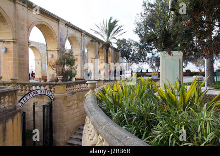 La Upper Barrakka Gardens sono un giardino pubblico situato al di sopra della batteria a salve sul livello superiore della Basilica di San Pietro e Paolo bastione. Foto Stock