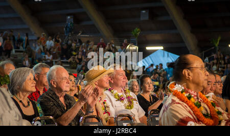 Il cap. Jenks, Capo del personale della Marina Militare Ufficiale Regione Hawaii, e sua moglie Caterina frequentare l'Hula Kahiko concorrenza a 54th annuale di Merrie Monarch Festival Venerdì notte. Il cap. Jenks è il principale responsabile del personale della regione marina Hawaii, e ha partecipato al Merrie Monarch Festival Parade di sabato 22 aprile. La Marina riconosce che la Merrie Monarch Festival onora l'eredità lasciata dal re David Kalākaua, che ha ispirato la perpetuazione di Hawaiian tradizioni, lingua nativa e arti. Re Kalākaua negoziato un trattato con gli Stati Uniti che ha portato a Marina la sua presenza a Pearl Harbor. (Foto Foto Stock