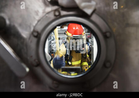 I membri dell'equipaggio a bordo della USS Fitzgerald (DDG 62), un cacciatorpediniere missilistico guidato della classe Arleigh Burke, conducono un'esercitazione dei General Quarters mentre sono in corso nel Mar del Giappone, il 21 aprile 2017, sostenendo la sicurezza e la stabilità nella zona delle operazioni della 7th Fleet degli Stati Uniti. Foto Stock