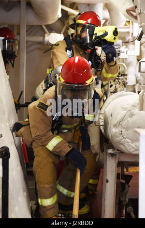 I marinai a bordo del cacciatorpediniere missilistico guidato classe Arleigh Burke USS Fitzgerald (DDG 62) conducono un'esercitazione generale nel Mar del Giappone il 21 aprile 2017, mentre pattugliano l'area della 7th Fleet degli Stati Uniti per sostenere la sicurezza e la stabilità nella regione Indo-Asia-Pacifico. Foto Stock