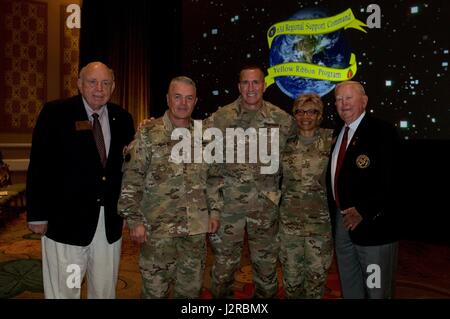 Membri della 63a sostegno regionale posti di comando insieme al 63a sostegno regionale del comando nastro giallo reintegrazione evento di programma a Dallas, 22 Aprile 2017 presso l'Hilton Anatole. Foto Stock