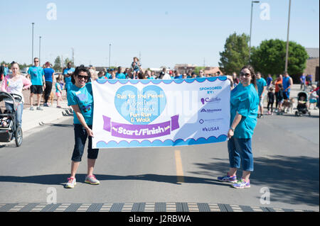 La Gioventù e Teen Center hosted girare per i pezzi, un divertente correre e camminare che mira ad accrescere la consapevolezza per i bambini che sono nello spettro dell'autismo il 22 aprile 2017 a Holloman Air Force Base, N.M. Centinaia di adulti e bambini hanno partecipato all'esecuzione in ordine al supporto di sensibilizzazione sull'autismo. (U.S. Air Force da Airman 1. Classe Ilyana A. Escalona) Foto Stock