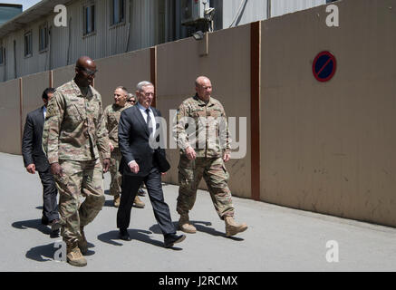 Il Segretario della Difesa Jim Mattis è accolto alla risoluta quartier generale di sostegno da parte degli Stati Uniti Comando Esercito Sgt. Maj David Clark, sostegno deciso arruolati senior leader e U.S. Esercito il Mag. Gen. Christopher Haas, sostegno deciso il vice capo del personale per le operazioni, a Kabul, Afghanistan, 24 aprile 2017. (DOD foto di U.S. Air Force Tech. Sgt. Brigitte N. Brantley) Foto Stock