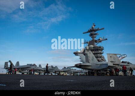I marinai a bordo della USS Theodore Roosevelt conducono operazioni di volo ed eseguono una camminata di detriti estranei sul ponte di volo durante una disponibilità di addestramento personalizzata al largo della costa californiana. Foto Stock