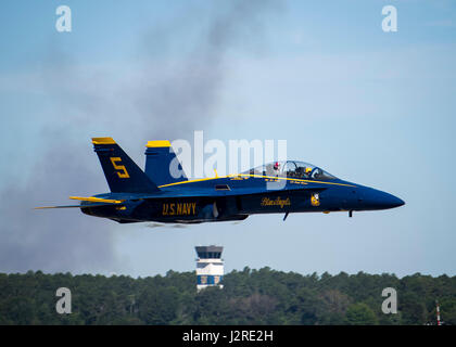 Il Mag. Alex Turner, Thunderbird 5, vola con la Cmdr. Frank Weisser, Blue Angel 5, 27 aprile 2017, alla Naval Air Station Pensacola, Fla. le squadre uno scambio di idee e migliori pratiche per rafforzare inter-rapporti di servizio. Le loro missioni sono per dimostrare l'orgoglio, la precisione e la professionalità dei rispettivi servizi. (U.S. Air Force Photo by Staff Sgt. Jason Couillard) Foto Stock