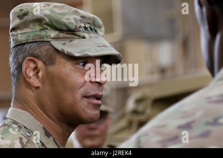 Lt. Gen. Michael Garrett, Comandante generale degli Stati Uniti Esercito centrale, ascolta i soldati del 4° Battaglione, 5a difesa dell'aria reggimento di artiglieria, durante un tour di funzionalità, a Camp Arifjan, 26 aprile. Garrett ha chiesto soldati circa il loro lavoro, la loro disponibilità e il loro benessere fisico livelli. (U.S. Esercito foto di Sgt. Betania Huff, USARCENT Affari pubblici) Foto Stock