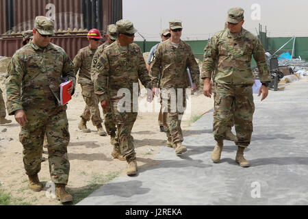 Lt. Gen. Michael Garrett, Comandante generale degli Stati Uniti Esercito centrale, incontra Lt. Col. John Pippy, il ventottesimo truppe speciali comandante del battaglione, durante un tour di costruzione, a Camp Arifjan, 26 aprile. Gli ingegneri stanno migliorando i vari spazi di lavoro sul campo. (U.S. Esercito foto di Sgt. Betania Huff, USARCENT Affari pubblici) Foto Stock