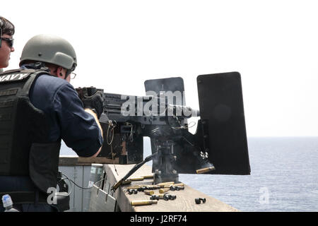 170426-N-FM530-154 Mare Mediterraneo (26 aprile 2017) da bombardieri mate 1. Classe Nicholas Tisor, assegnato al San Antonio-classe di trasporto anfibio dock nave USS Mesa Verde (LPD 19)e un Potosi, Wisconsin, nativo, spara ad un bersaglio in acqua durante un equipaggio servito qualifica armi sparare, 26 aprile 2017. Mesa Verde è distribuito con il Bataan anfibio gruppo pronto per supportare le operazioni di sicurezza marittima e di teatro la cooperazione in materia di sicurezza gli sforzi negli Stati Uniti Sesta flotta area di operazioni. (U.S. Foto di Marina di Massa lo specialista di comunicazione 2a classe Brent Pyfrom/rilasciato) Foto Stock