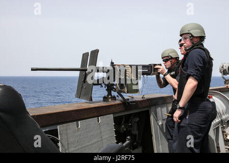 170426-N-FM530-264 Mare Mediterraneo (26 aprile 2017) Tecnico dei sistemi informativi aziendali Seaman Matthew Vancleve, assegnato al San Antonio-classe di trasporto anfibio dock nave USS Mesa Verde (LPD 19), incendi un .50-pistola calibro durante una qualifica armi esercizio. Mesa Verde è distribuito con il Bataan anfibio gruppo pronto per supportare le operazioni di sicurezza marittima e di teatro la cooperazione in materia di sicurezza gli sforzi negli Stati Uniti Sesta flotta area di operazioni. (U.S. Foto di Marina di Massa lo specialista di comunicazione 2a classe Brent Pyfrom/rilasciato) Foto Stock