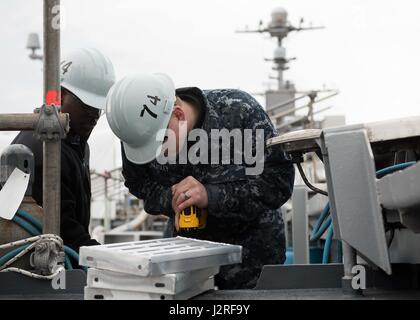 170426-N-TU932-019 BREMERTON nello Stato di Washington (26 aprile 2017) dell'aviazione di Boatswain Mate (manipolazione) Airman William Beasley, da Dahlonega, Georgia e aviazione di Boatswain Mate (manipolazione) Airman Benjamin Lee, da Los Angeles, sostituire USS John C. Stennis' (CVN 74) ponte di volo battistrada della scaletta. John C. Stennis sta conducendo una prevista disponibilità incrementale (PIA) a Puget Sound Naval Shipyard e Manutenzione intermedia Facility, durante il quale la nave sta subendo una manutenzione pianificata e aggiornamenti. (U.S. Foto di Marina di Massa lo specialista di comunicazione di terza classe Sierra D. Langdon / rilasciato) Foto Stock