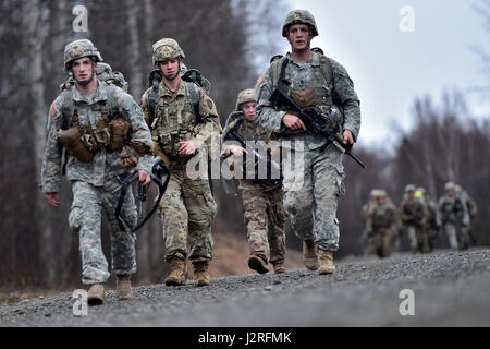 I soldati assegnati a Comanche Company, 1° Battaglione, 501Parachute Reggimento di Fanteria, quarta brigata di fanteria combattere Team (airborne), XXV divisione di fanteria, U.S. Esercito di Alaska, eseguire un 12-Mile piede tattico marzo su base comune Elmendorf-Richardson, Alaska, 27 aprile 2017. Piedi marche sono i movimenti di truppe e di attrezzature, prevalentemente a piedi, con un supporto limitato da parte di veicoli. Essi sono caratterizzati da combat readiness, facilità di controllo, adattabilità al terreno, rallentare la velocità di movimento e maggiore affaticamento del personale. (U.S. Air Force foto/Justin Connaher) Foto Stock