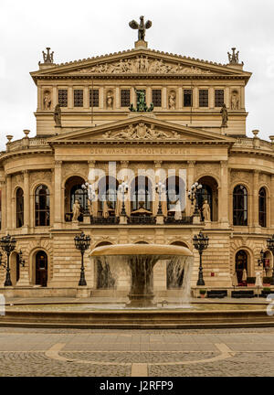 Seppia monocroma stile vintage immagine della vecchia opera in Frankfurt / Main, Germania, Europa con una fontana di acqua e l'iscrizione la verità bellezza bontà Foto Stock