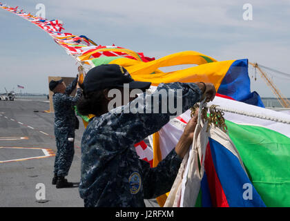 NORFOLK, Virginia (27 aprile 2017) -- Quartermaster 2a classe Akita Lepre e intendente di prima classe Jose Triana, assegnato al gruppo Pre-Commissioning Gerald Ford CVN (78), attaccare le bandiere del segnale da una linea. Ford "over the top" linee sono in peso testato dalla nave di navigazione del dipartimento. (U.S. Foto di Marina di Massa lo specialista di comunicazione di terza classe Elizabeth A. Thompson) Foto Stock