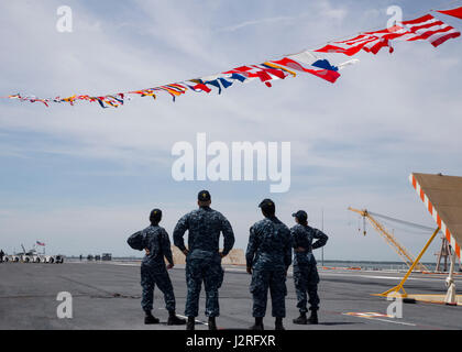 NORFOLK, Virginia (27 aprile 2017) -- marinai di unità Pre-Commissioning Gerald Ford (CVN 78) dipartimento di navigazione guarda le bandiere del segnale volano. Ford "over the top" linee sono in peso testato dalla nave di navigazione del dipartimento. (U.S. Foto di Marina di Massa lo specialista di comunicazione di terza classe Elizabeth A. Thompson) Foto Stock