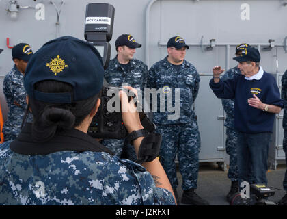 NORFOLK, Virginia (27 aprile 2017) -- Sig Alman, una guerra mondiale II veterano, parla con i marinai a bordo di unità Pre-Commissioning Gerald Ford (CVN 78). Alman servita con poi Lt. La Cmdr. Gerald Ford a bordo della USS Monterey (CV 26) nel 1944. (U.S. Foto di Marina di Massa lo specialista di comunicazione di terza classe Elizabeth A. Thompson) Foto Stock