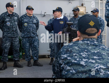 NORFOLK, Virginia (27 aprile 2017) -- Sig Alman, una guerra mondiale II veterano, parla con i marinai a bordo di unità Pre-Commissioning Gerald Ford (CVN 78). Alman servita con poi Lt. La Cmdr. Gerald Ford a bordo della USS Monterey (CV 26) nel 1944. (U.S. Foto di Marina di Massa lo specialista di comunicazione di terza classe Elizabeth A. Thompson) Foto Stock