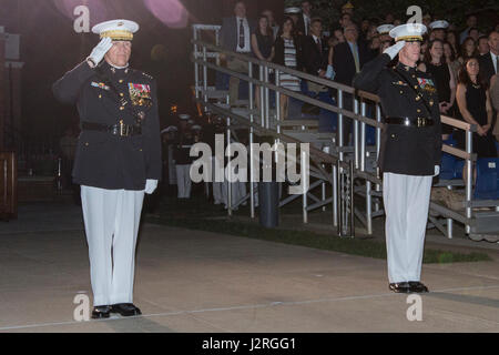 Da sinistra, Comandante della Marine Corps gen. Robert B. Neller e Col. Tyler J. Zagurski, comandante della caserma marini Washington (MBW), salutate durante una serata parade presso MBW, Washington D.C., 28 aprile 2017. Zagurski ha ospitato la parata e Neller è stato ospite d'onore. (U.S. Marine Corps foto di Cpl. Samantha K. Braun) Foto Stock