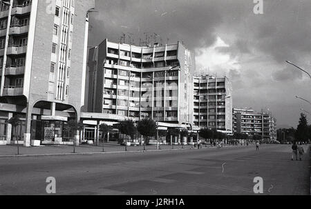 Gli alti edifici di appartamenti sono strutture residenziali urbane progettate per ospitare più famiglie e fornire spazi abitativi moderni in aree densamente popolate. Foto Stock