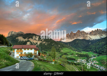 Il tramonto sopra le nuvole Val di Funes in montagne dolomitiche del nord Italia Foto Stock