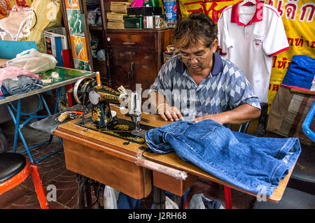 Adattare il lavoro in un vicolo di via Bangkok, Thailandia Foto Stock