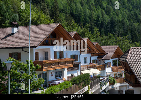 White chalets in Sud Tirolo del nord Italia Foto Stock