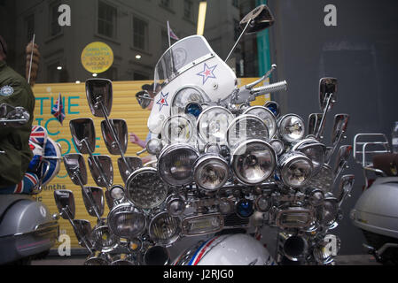 Londra, Regno Unito. 30 apr, 2017. I mods sono ritratte mentre si riuniscono con i loro scooter at Carnaby Street. Decine di scooter italiano è apparso nella famosa Carnaby Street, per celebrare la cultura Mod con pimped italiano Vespa e la lambretta, tute tradizionali e l'iconica eskimo. Credito: Alberto Pezzali/Pacific Press/Alamy Live News Foto Stock